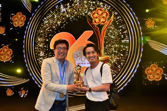 Huỳnh Lập nhận giải dành cho diễn viên hài và nhận lwoif khen từ nghệ sỹ Ngọc Giàu
