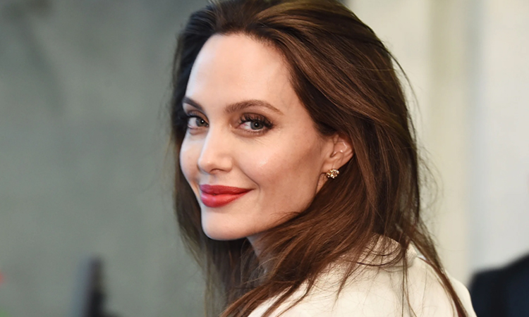 Mẹo dưỡng da của Angelina Jolie